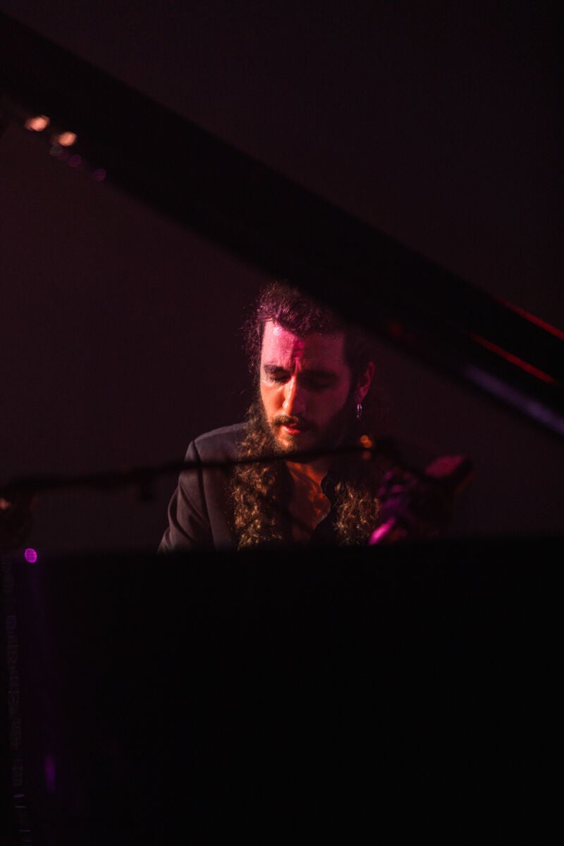 Jorge Bedoya, al piano