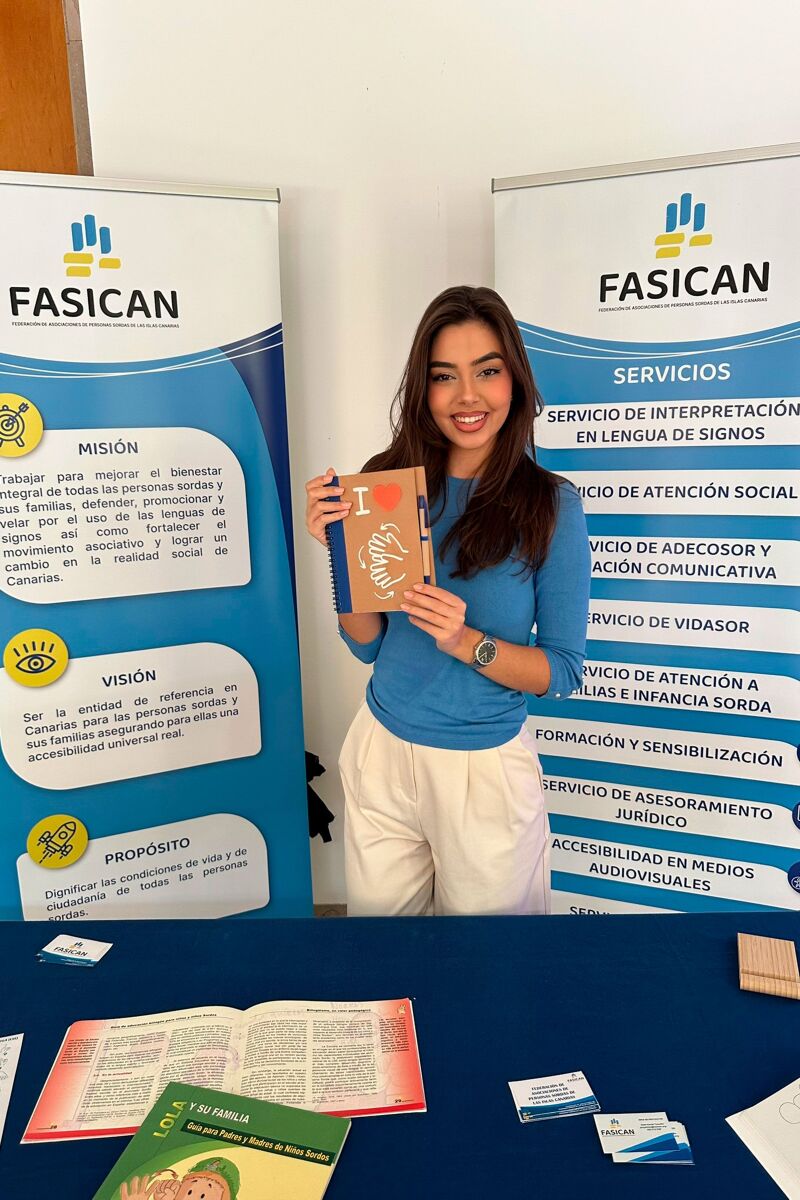 Corina ha colaborado frecuentemente con la Federación de Asociaciones de Personas Sordas de Canarias (FASICAN)