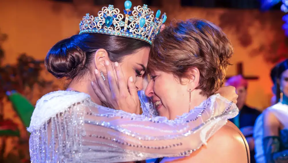 Corina se funde en un cálido abrazo con su madre tras ganar el título de Miss Mundo España