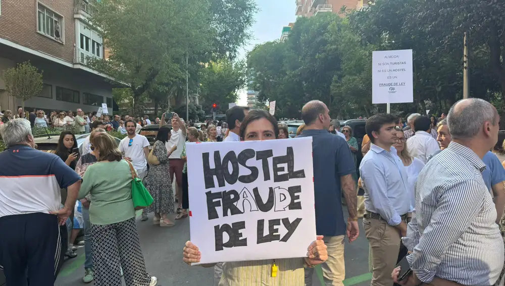 Una vecina durante la concentración de la Avenida de Baviera