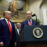 Russ Vought toma posesión en 2019 junto a Trump