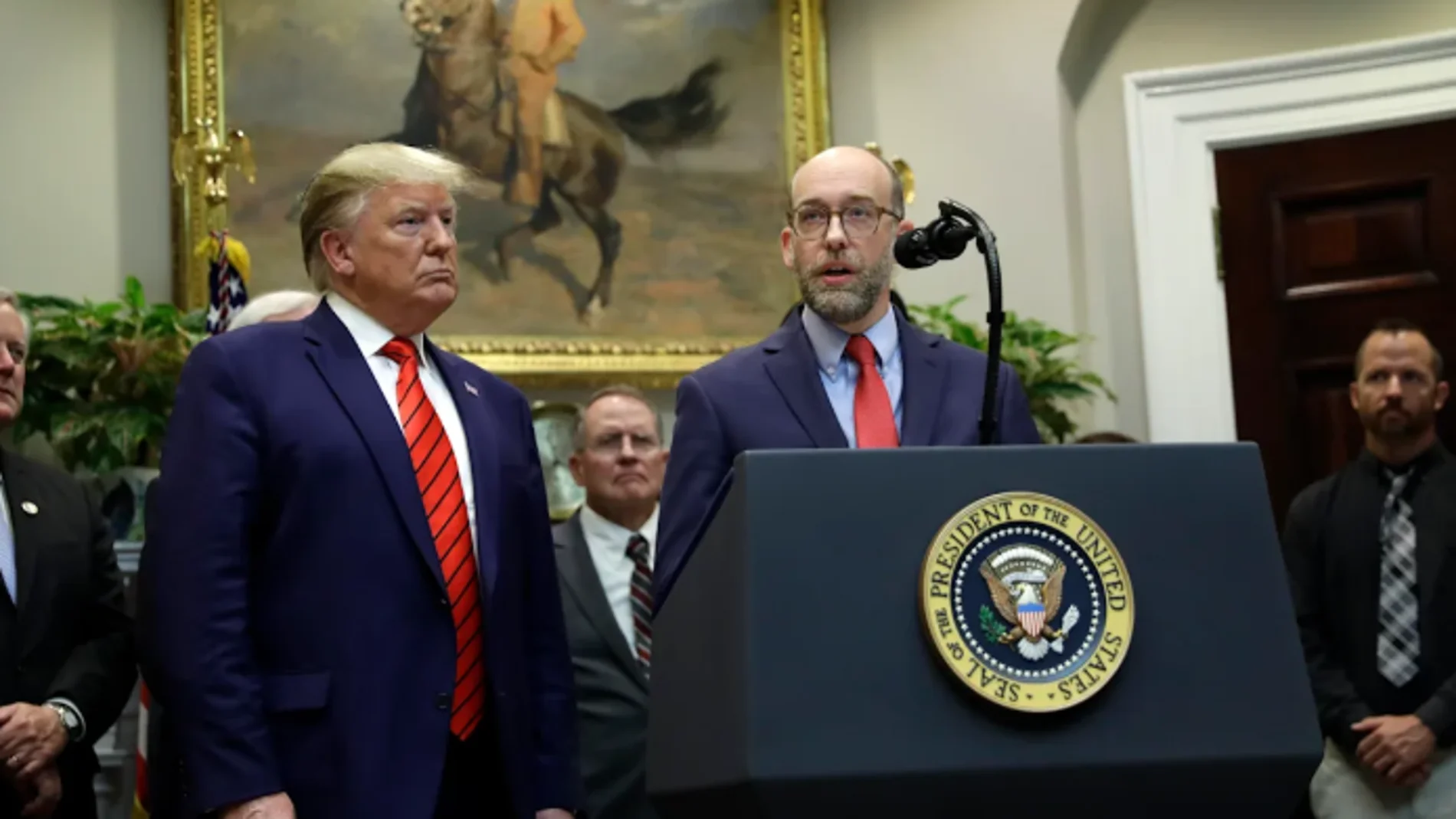 Russ Vought toma posesión en 2019 junto a Trump