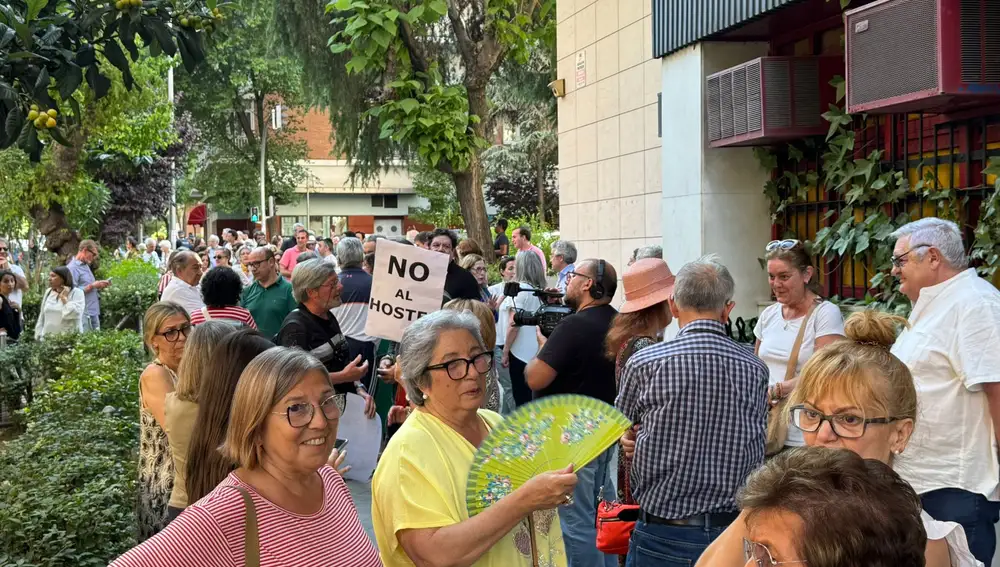 Centenares de vecinos se concentran en la Avenida de Baviera