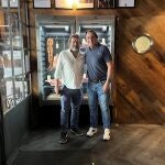 Iñaki López de Viñaspre y Xosé Portas, de Discarlux, en el restaurante Piantao.