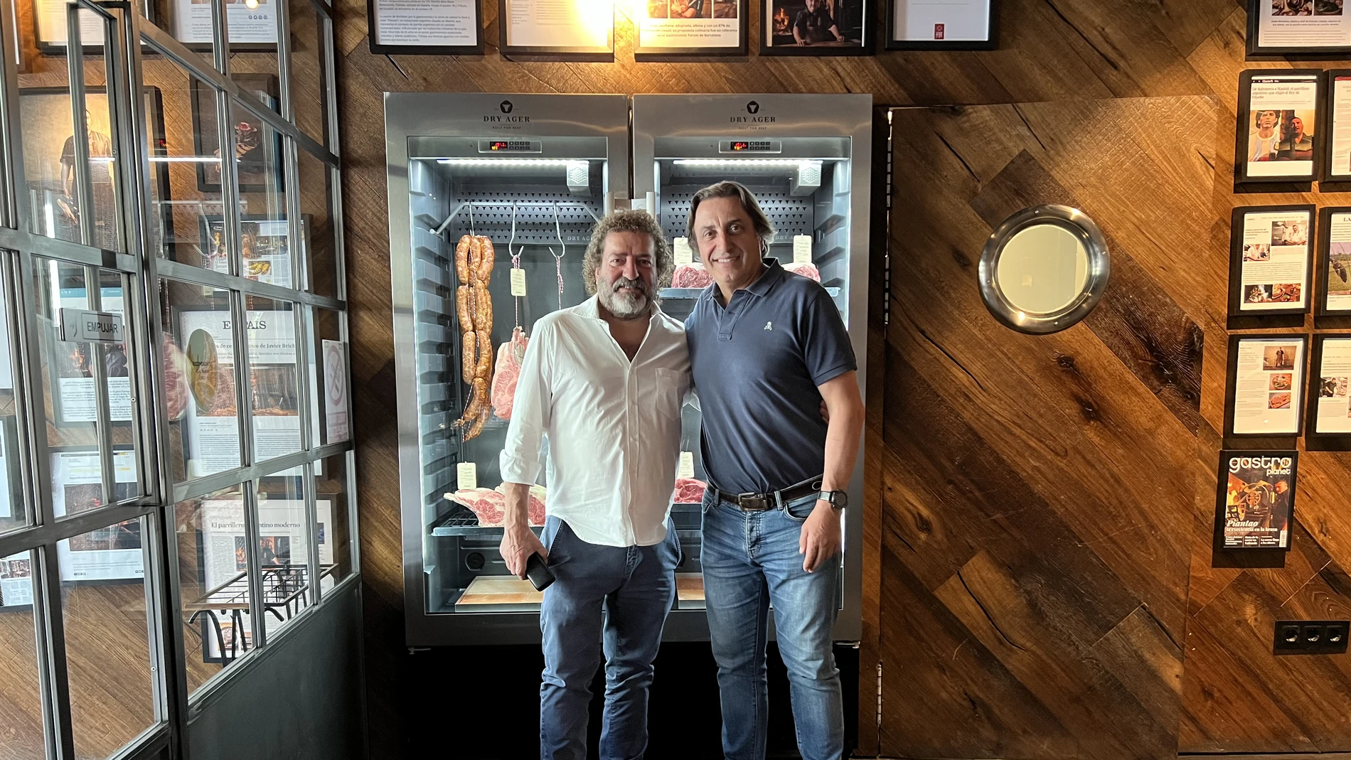 Iñaki López de Viñaspre y Xosé Portas, de Discarlux, en el restaurante Piantao.