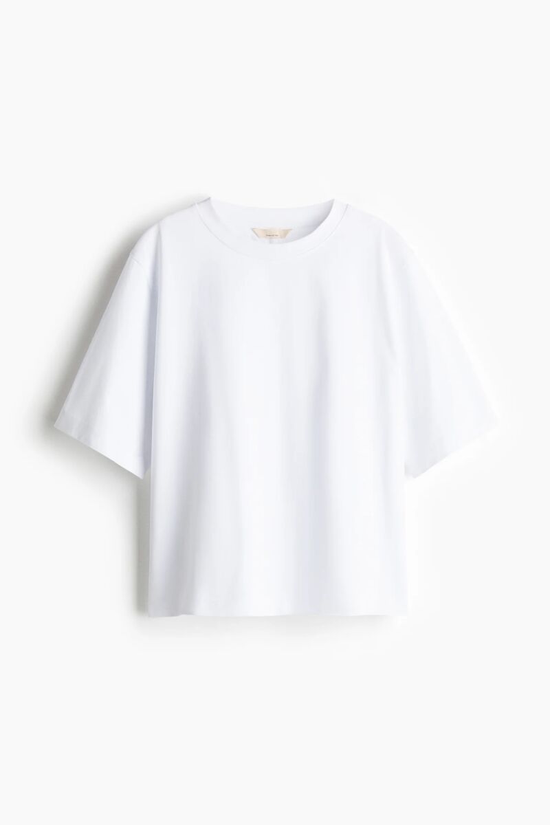Camiseta básica en blanco.