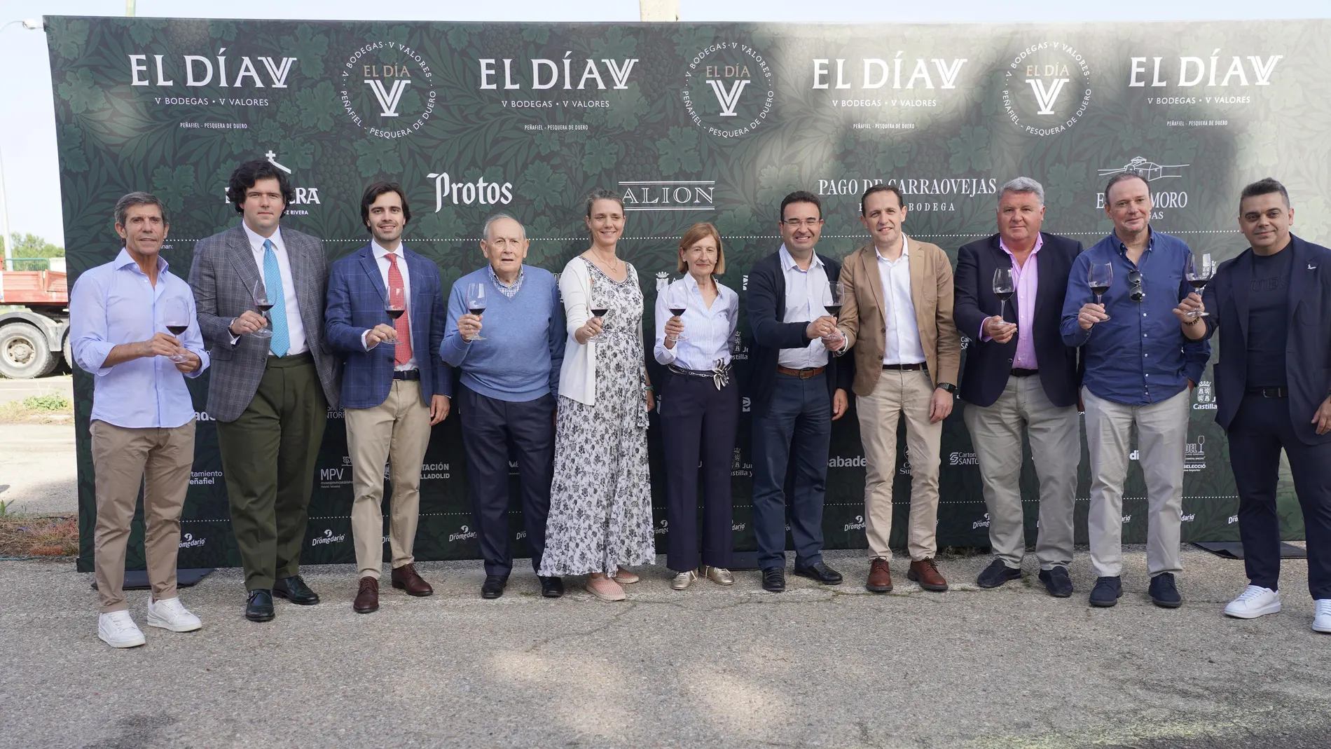 El presidente de la Diputación de Valladolid, Conrado Íscar, celebra el Día V, junto a los responsables de las bodegas y personalidades