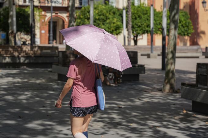 Una mujer resguardándose del sol