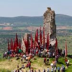 Celebración de la XVI edición de la Subida de Pendones al Castillo de Lara, que se inicia con la concentración y montaje de los mismos, la bendición de los nuevos y el posterior ascenso a los restos de la fortaleza.