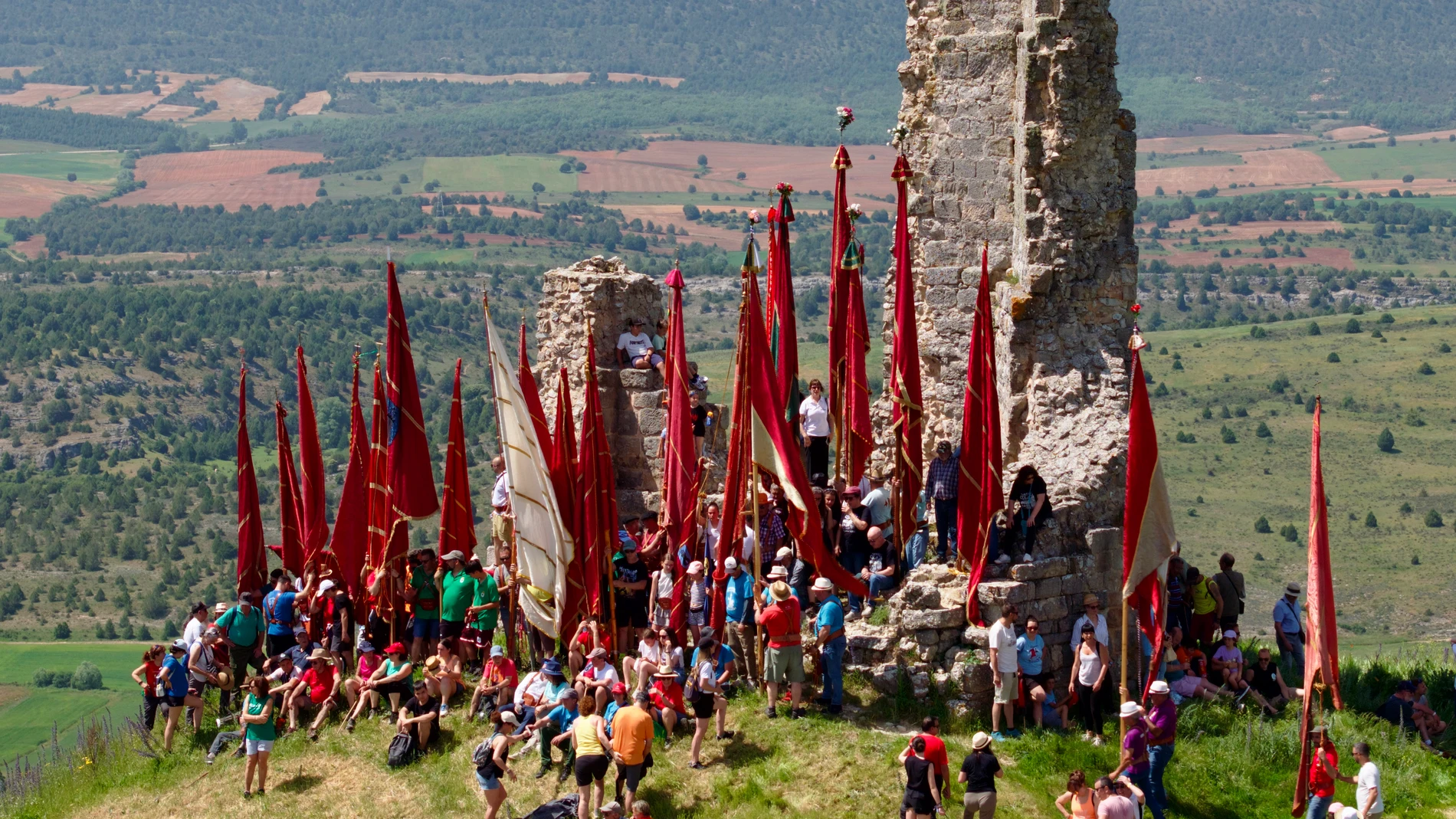 Celebración de la XVI edición de la Subida de Pendones al Castillo de Lara, que se inicia con la concentración y montaje de los mismos, la bendición de los nuevos y el posterior ascenso a los restos de la fortaleza.