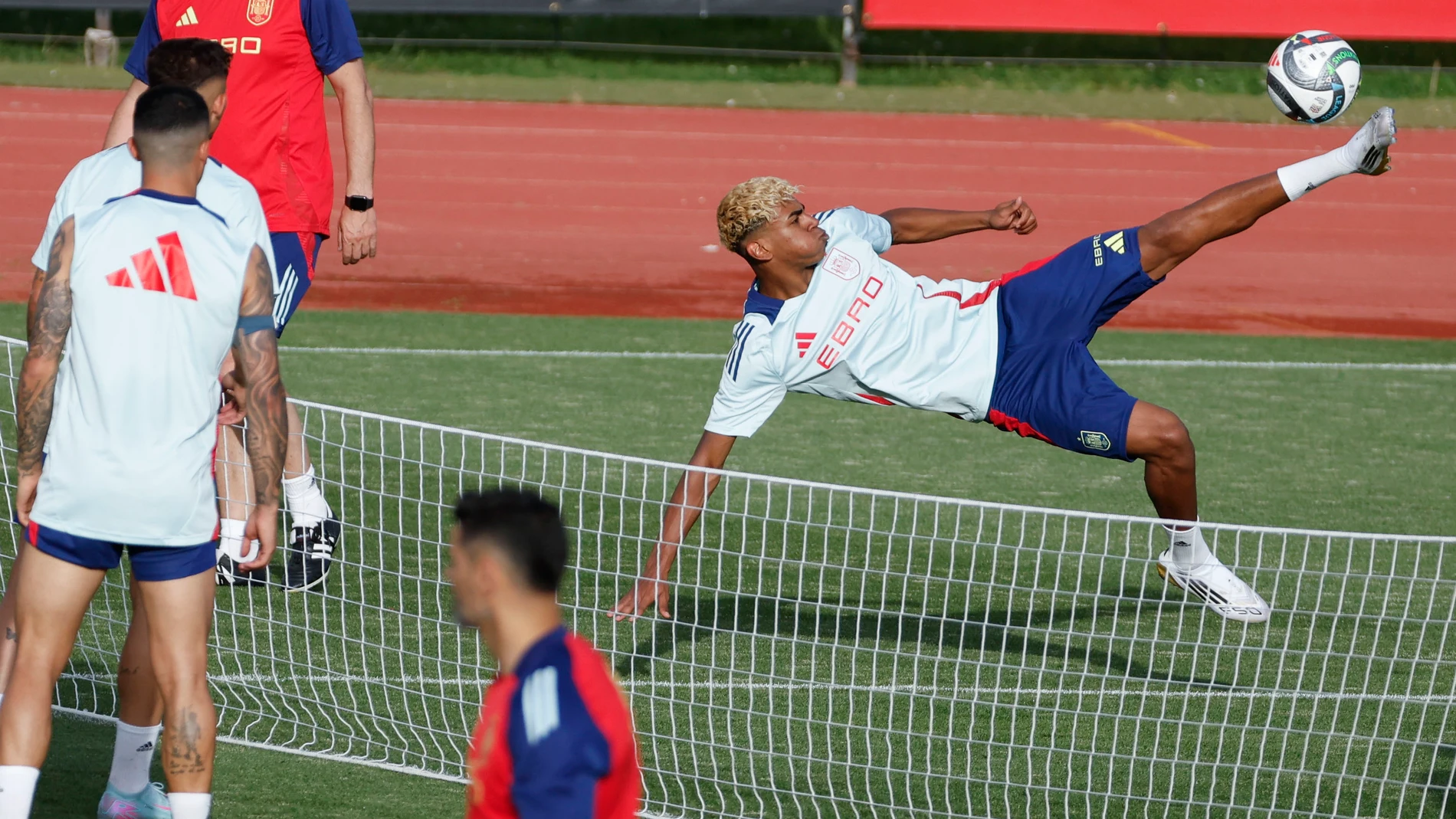 LAS ROZAS (MADRID), 31/05/2025.- El centrocampista de la selección española de fútbol Lamine Yamal durante el entrenamiento del equipo este sábado en Las Rozas, Madrid. La selección inicia este sábado en la Ciudad del Fútbol de Las Rozas (Madrid) su concentración para prepararse para la fase final de la Liga de Naciones, en la que defiende el título. Por la tarde, desde las 19.00, habrá un entrenamiento abierto a público y medios. EFE/Juan Carlos Hidalgo