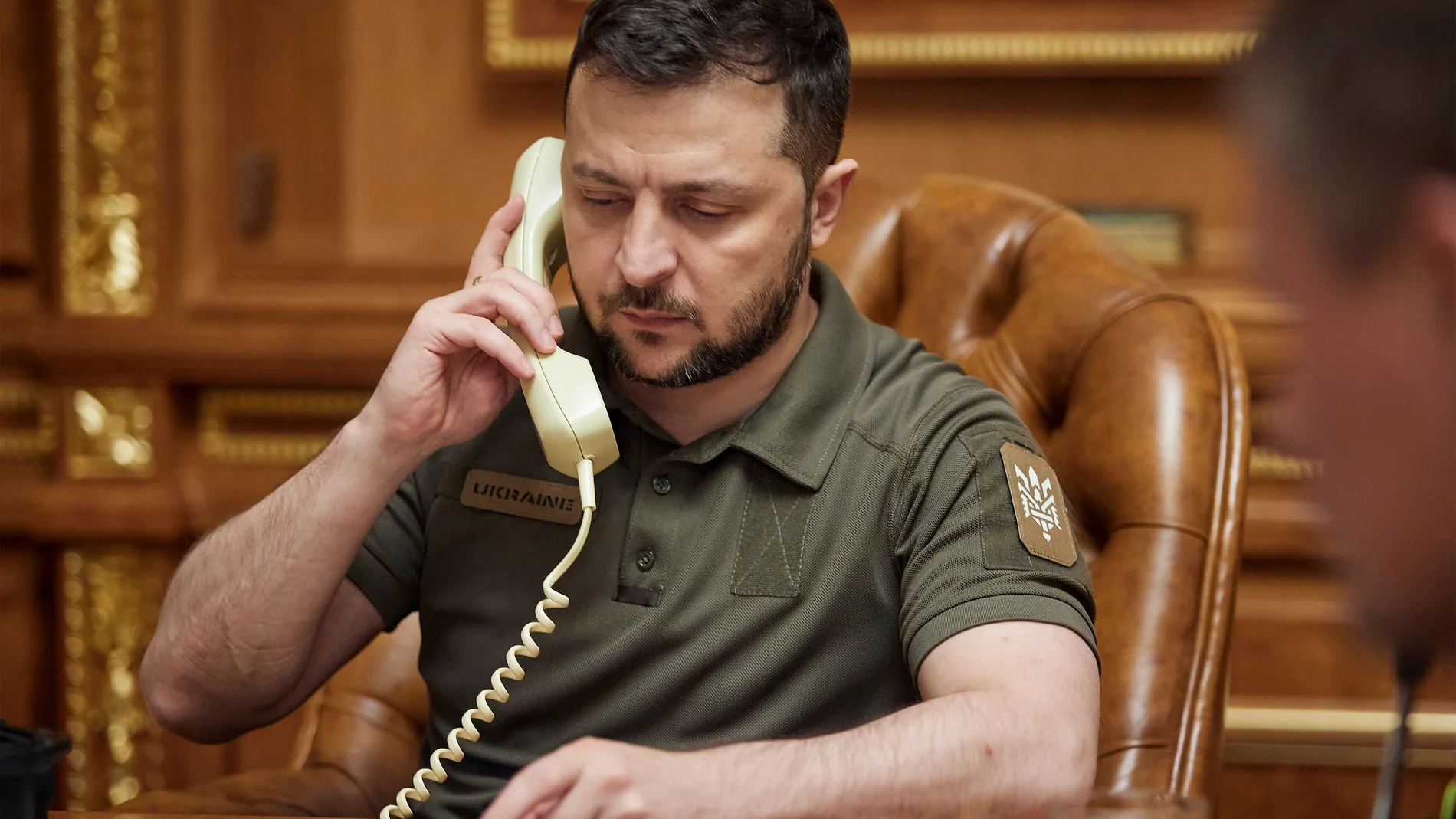 (Foto de ARCHIVO) June 15, 2022, Kyiv, Kyiv Oblast, Ukraine: Ukrainian President Volodymyr Zelenskyy talks by phone with U.S. President Joe Biden, from his office at the Mariyinsky Palace, June 15, 2022 in Kyiv, Ukraine. Europa Press/Contacto/Sarsenov Daniiar/Ukraine Pre 15/06/2022 ONLY FOR USE IN SPAIN