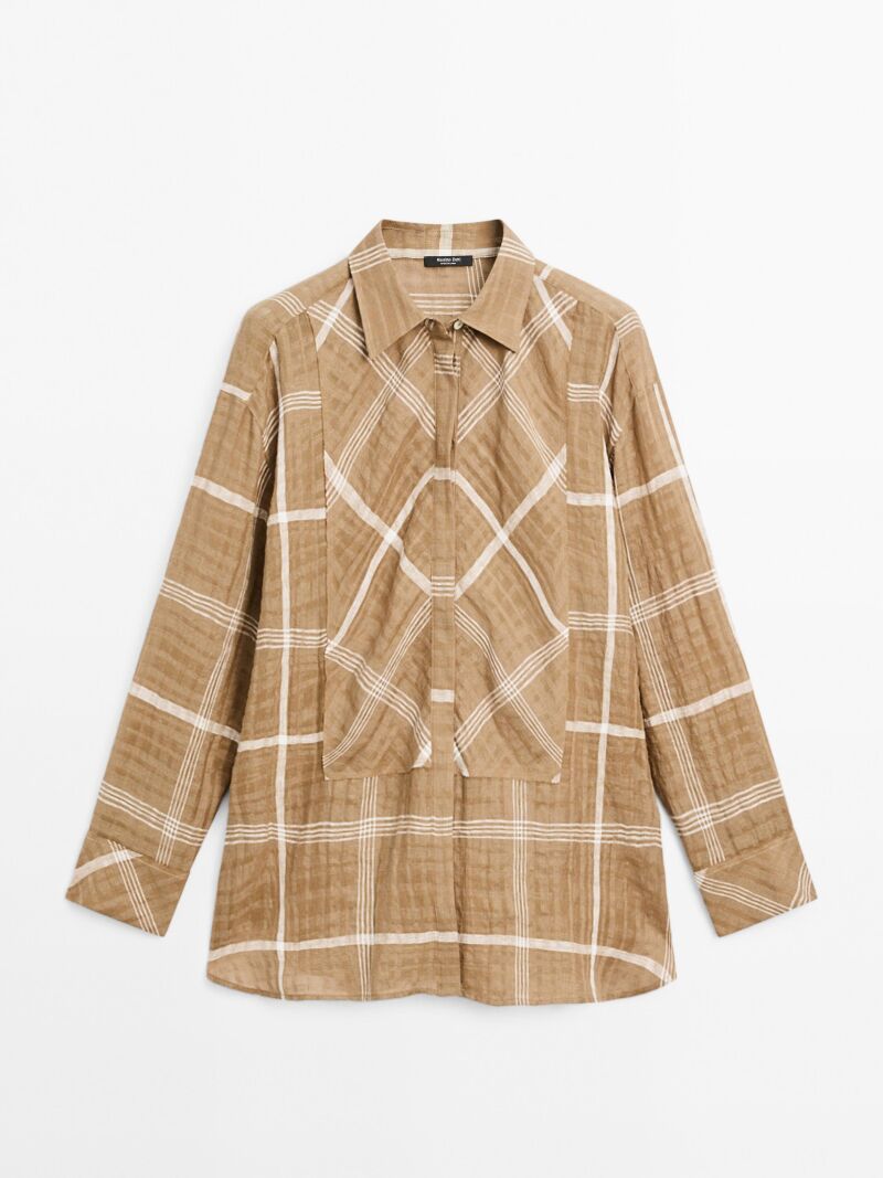 Camisa de cuadros.