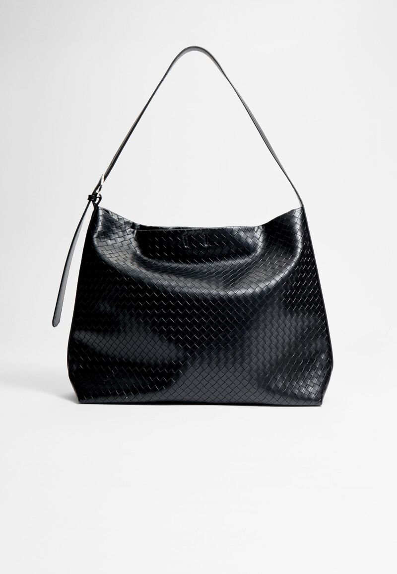Bolso trenzado.