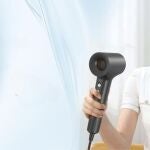 Parece un Dyson, pero cuesta 4 veces menos: el secador que está revolucionando TikTok ahora con descuento