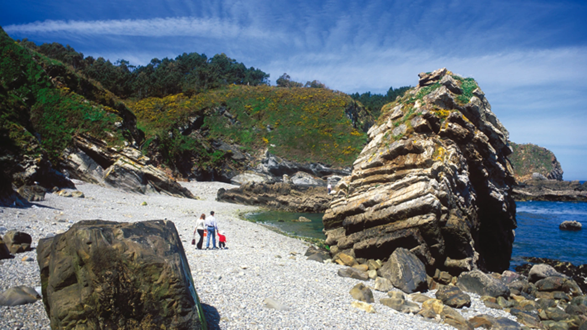 Esta es la cala escondida de Asturias con aguas cristalinas más bonita para bañarse