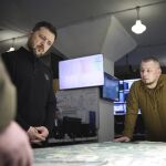 El presidente ucraniano, Volodimir Zelenski, estudia un mapa con los mandos militares
