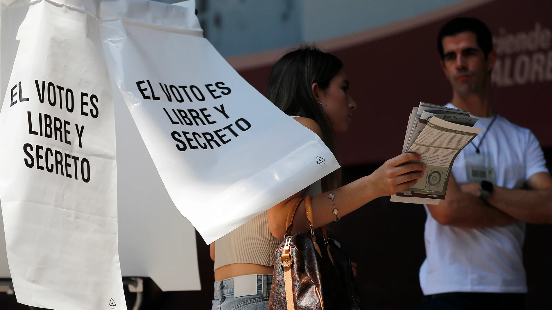 MEX3739. GUADALAJARA (MÉXICO), 31/05/2025.- Fotografía de archivo del 1 de junio de 2024, donde se observa a una mujer emitiendo su voto en la ciudad de Guadalajara en Jalisco (México). México se alista para celebrar este domingo la inédita elección de jueces y magistrados, en medio de críticas de la oposición, amenazas de boicot y la posibilidad de una escasa participación ciudadana. EFE/ Francisco Guasco/ARCHIVO
