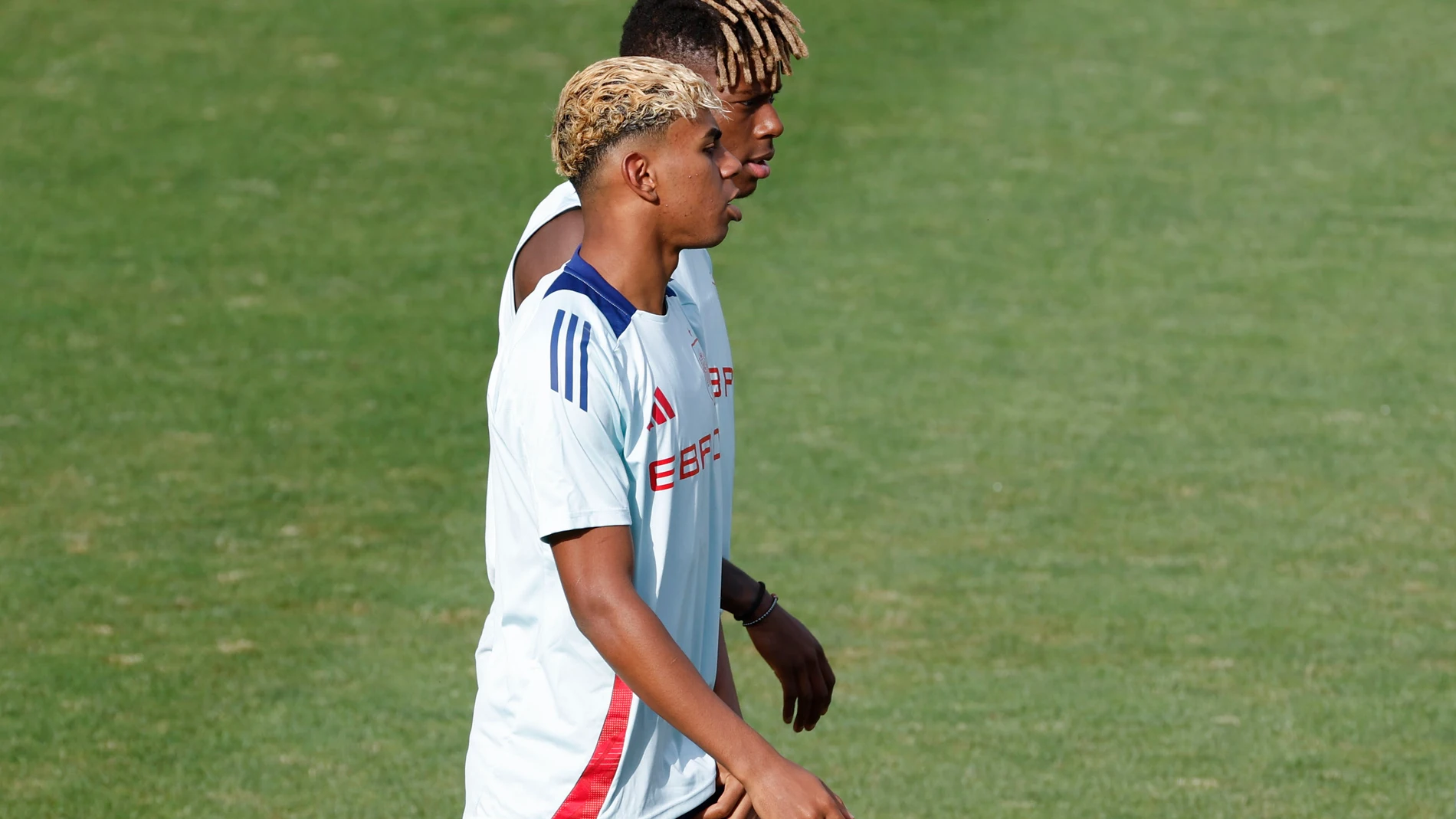 LAS ROZAS (MADRID), 31/05/2025.- Los jugadores de la selección española masculina de fútbol Lamine Yamal (i) y Nico Williams (d) asisten al entrenamiento del equipo este sábado en Las Rozas, Madrid. La selección inicia este sábado en la Ciudad del Fútbol de Las Rozas (Madrid) su concentración para prepararse para la fase final de la Liga de Naciones, en la que defiende el título. Por la tarde, desde las 19.00, habrá un entrenamiento abierto a público y medios. EFE/Juan Carlos Hidalgo