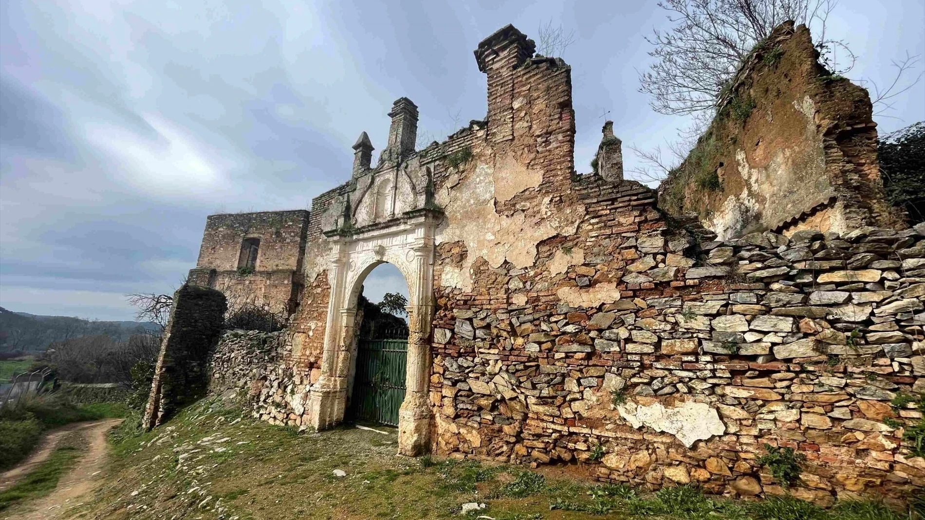 Restos de la ermita Nuestra Señora de la Hiedra, en Constantina.