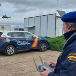 Un agente de policía maneja un dron