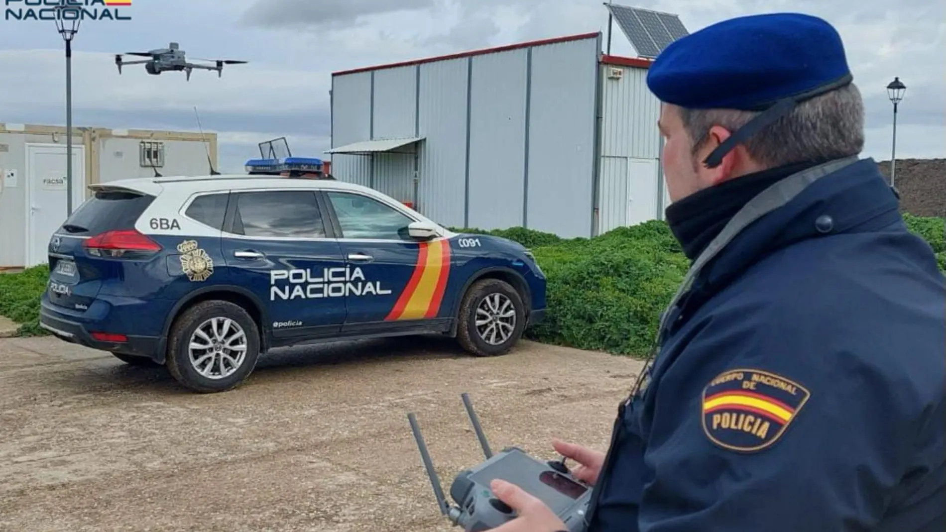 Un agente de policía maneja un dron