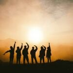 Las mujeres más felices del mundo practican este hábito, según la Universidad de Harvard
