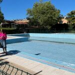 Visita de la concejala de Deportes del Ayuntamiento de Salamanca, María Almudena Parres, visita las piscinas del Helmántico