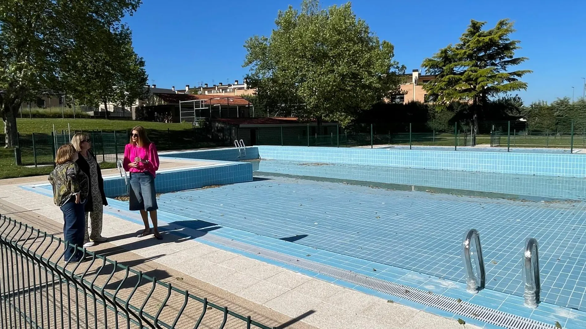 Visita de la concejala de Deportes del Ayuntamiento de Salamanca, María Almudena Parres, visita las piscinas del Helmántico