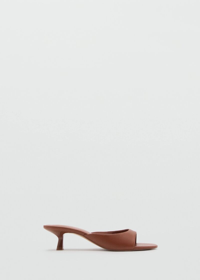 Sandalias de tacón en chocolate.