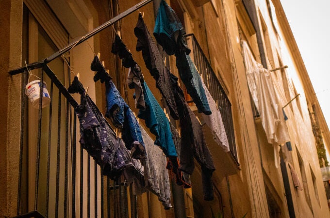 No, las multas por tender la ropa en las fachadas de Barcelona no son nuevas: ¿con cuánto pueden sancionarte?