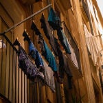No, las multas por tender la ropa en las fachadas de Barcelona no son nuevas: ¿con cuánto pueden sancionarte?
