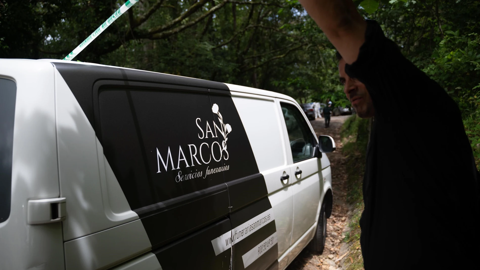 Un vehículo funerario en el lugar en el que se han encontrado los cuerpos, a 31 de mayo de 2025, en Campo Lameiro, Pontevedra, Galicia (España). La Guardia Civil investiga la aparición de dos personas fallecidas en el interior de un vehículo calcinado en el municipio pontevedrés de Campo Lameiro. El hallazgo se produjo sobre el mediodía en un paraje apartado del lugar de Caneda, y fueron unos senderistas los que dieron el aviso a las autoridades. La identificación de los cadáveres deberá real...