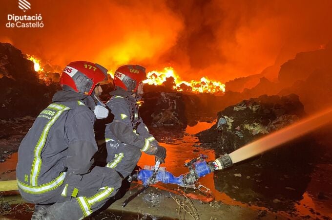 Castellón.- Sucesos.- Bomberos continúan los trabajos de extinción del incendio en Almassora tras trabajar toda la noche