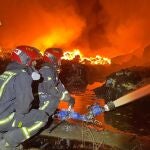 Castellón.- Sucesos.- Bomberos continúan los trabajos de extinción del incendio en Almassora tras trabajar toda la noche