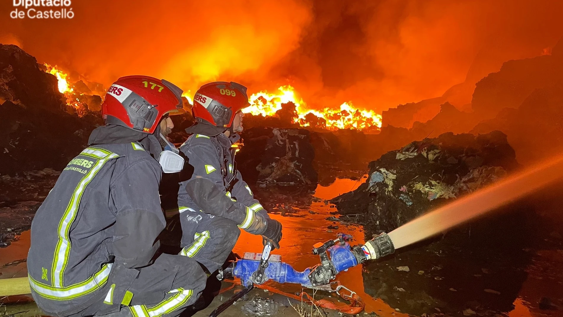 Bomberos continúan los trabajos de extinción del incendio en Almassora REMITIDA / HANDOUT por CONSORCIO PROVINCIAL BOMBEROS CASTELLÓN Fotografía remitida a medios de comunicación exclusivamente para ilustrar la noticia a la que hace referencia la imagen, y citando la procedencia de la imagen en la firma 31/05/2025