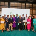 Los premiados posan en una foto de familia