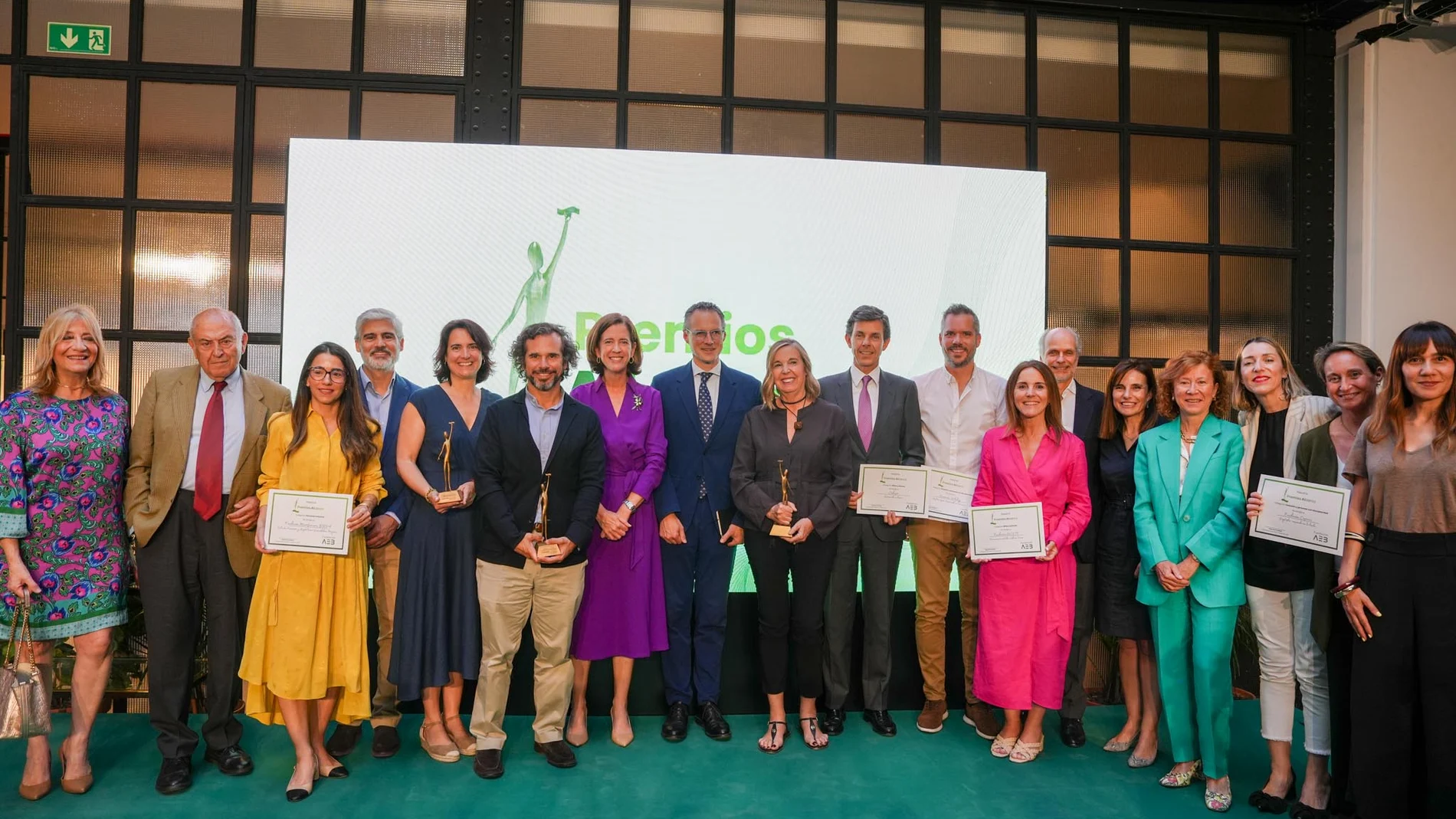 Los premiados posan en una foto de familia