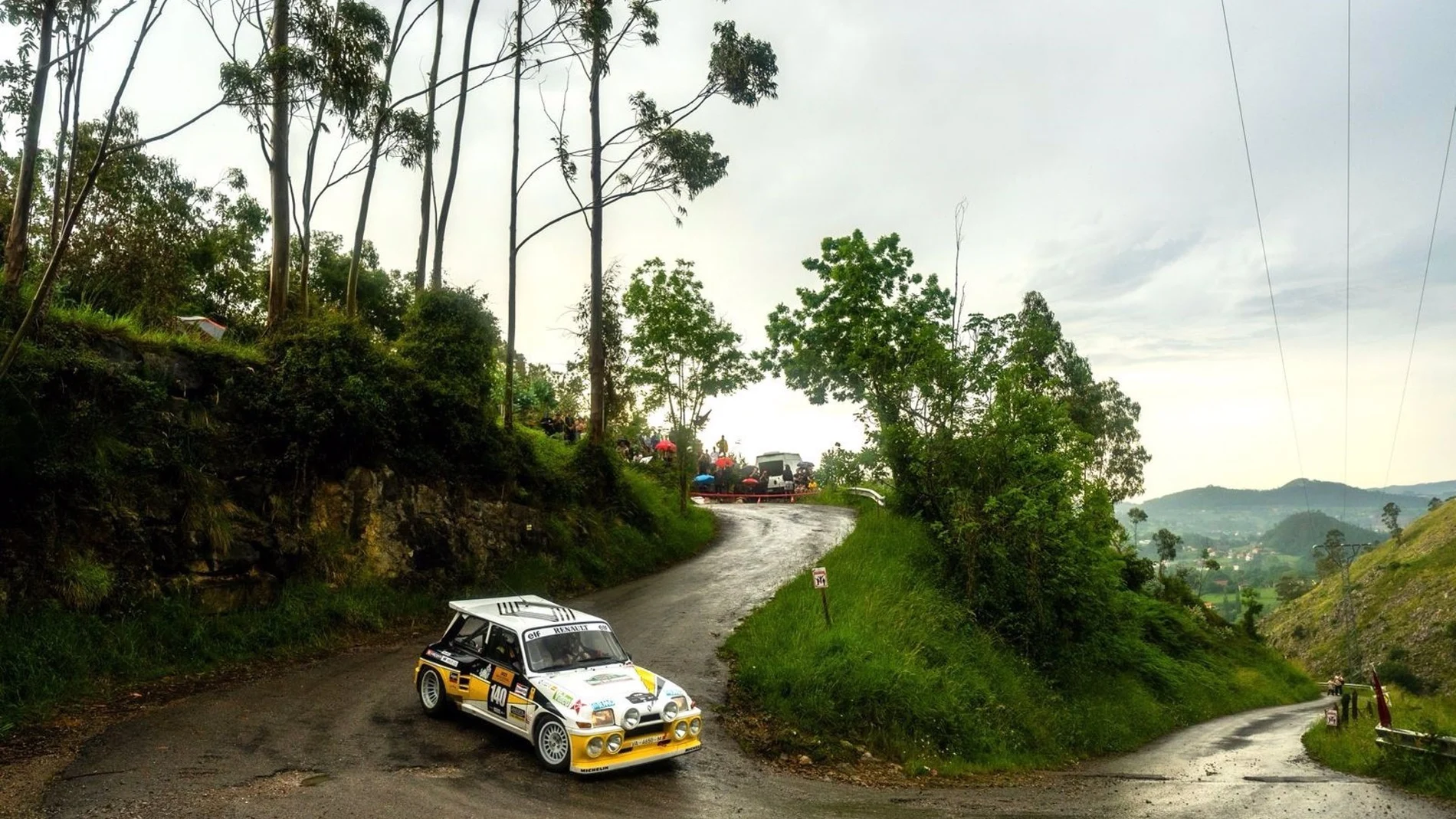 Sucesos.- Un coche del Rallye de Hoznayo se sale de la pista y alcanza a varias personas, ocho evacuadas