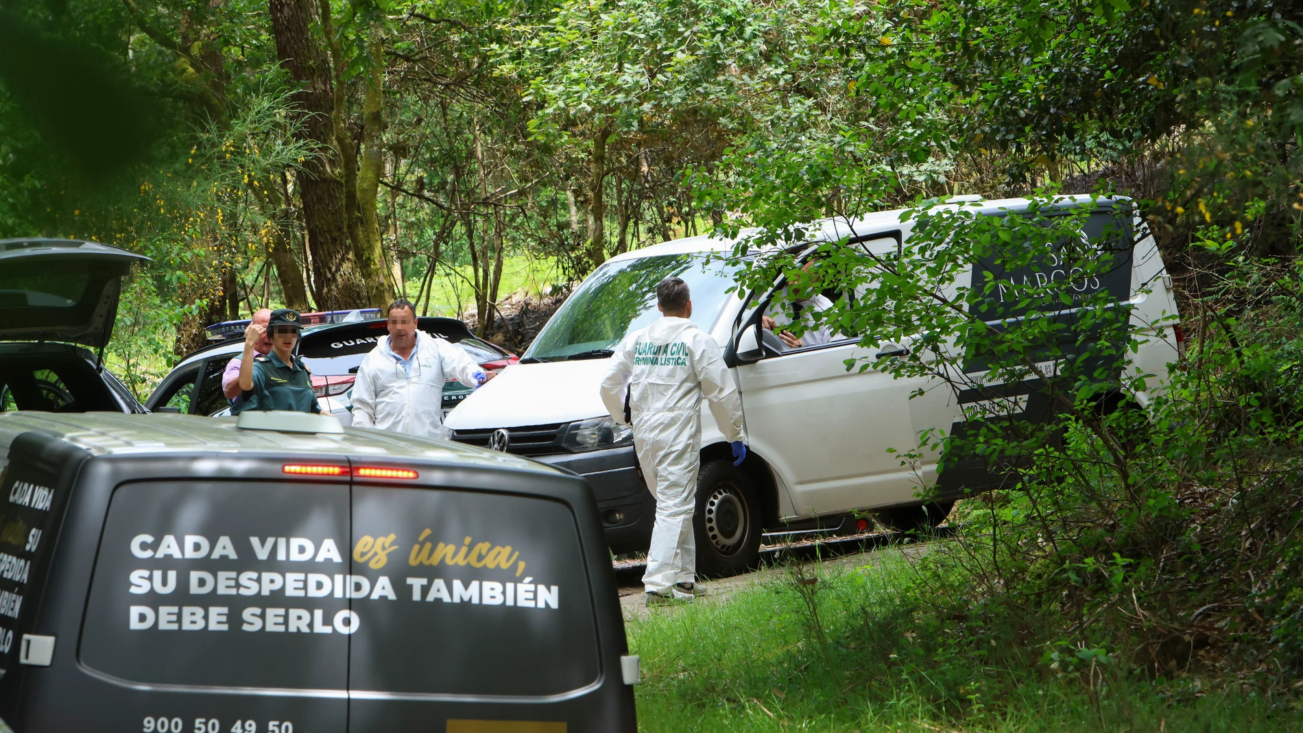 CAMPO LAMEIRO (PONTEVEDRA), 31/05/2025.- La Guardia Civil investiga el hallazgo de dos cadáveres dentro de un coche calcinado en el municipio pontevedrés de Campo Lameiro. El vehículo, que fue encontrado por unos senderistas, apareció en una zona apartada del lugar de Caneda, según ha confirmado el subdelegado del Gobierno en Pontevedra, Abel Losada. EFE/ Xoán Rey