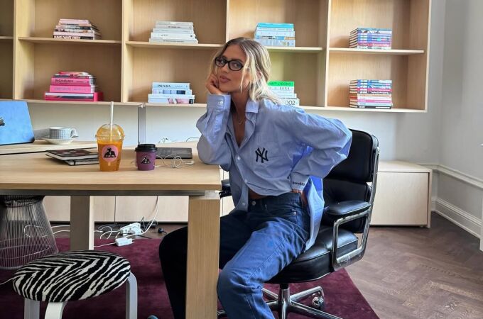 Influencer con look de oficina.