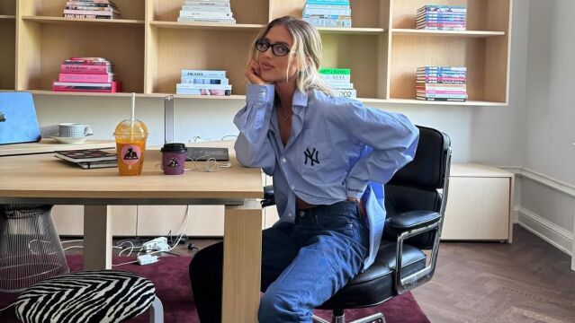 Influencer con look de oficina.