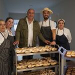 El presidente de la Diputación de Segovia, Miguel Ángel de Vicente, junto a los cocineros de la residencia de La Fuescisla