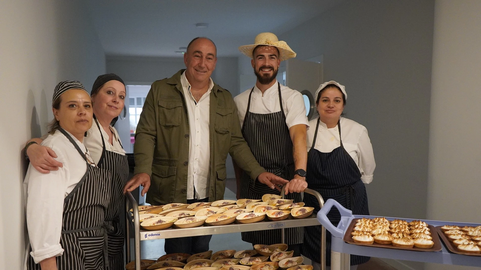 El presidente de la Diputación de Segovia, Miguel Ángel de Vicente, junto a los cocineros de la residencia de La Fuescisla