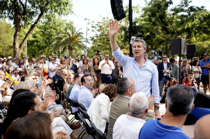 AMP.- Feijóo niega que Sánchez defienda las lenguas: "¡Este tío va a defender más el gallego que yo!"