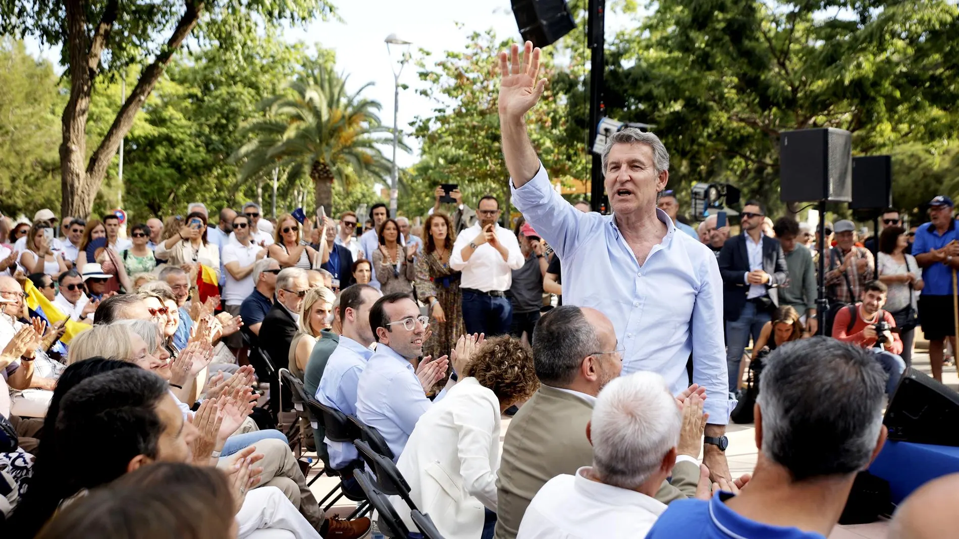 AMP.- Feijóo niega que Sánchez defienda las lenguas: "¡Este tío va a defender más el gallego que yo!"