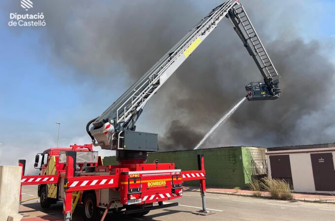 Sucesos.- Los bomberos dan por confinado el incendio industrial de Almassora (Castellón)