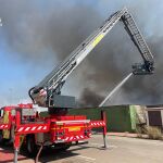Sucesos.- Los bomberos dan por confinado el incendio industrial de Almassora (Castellón)