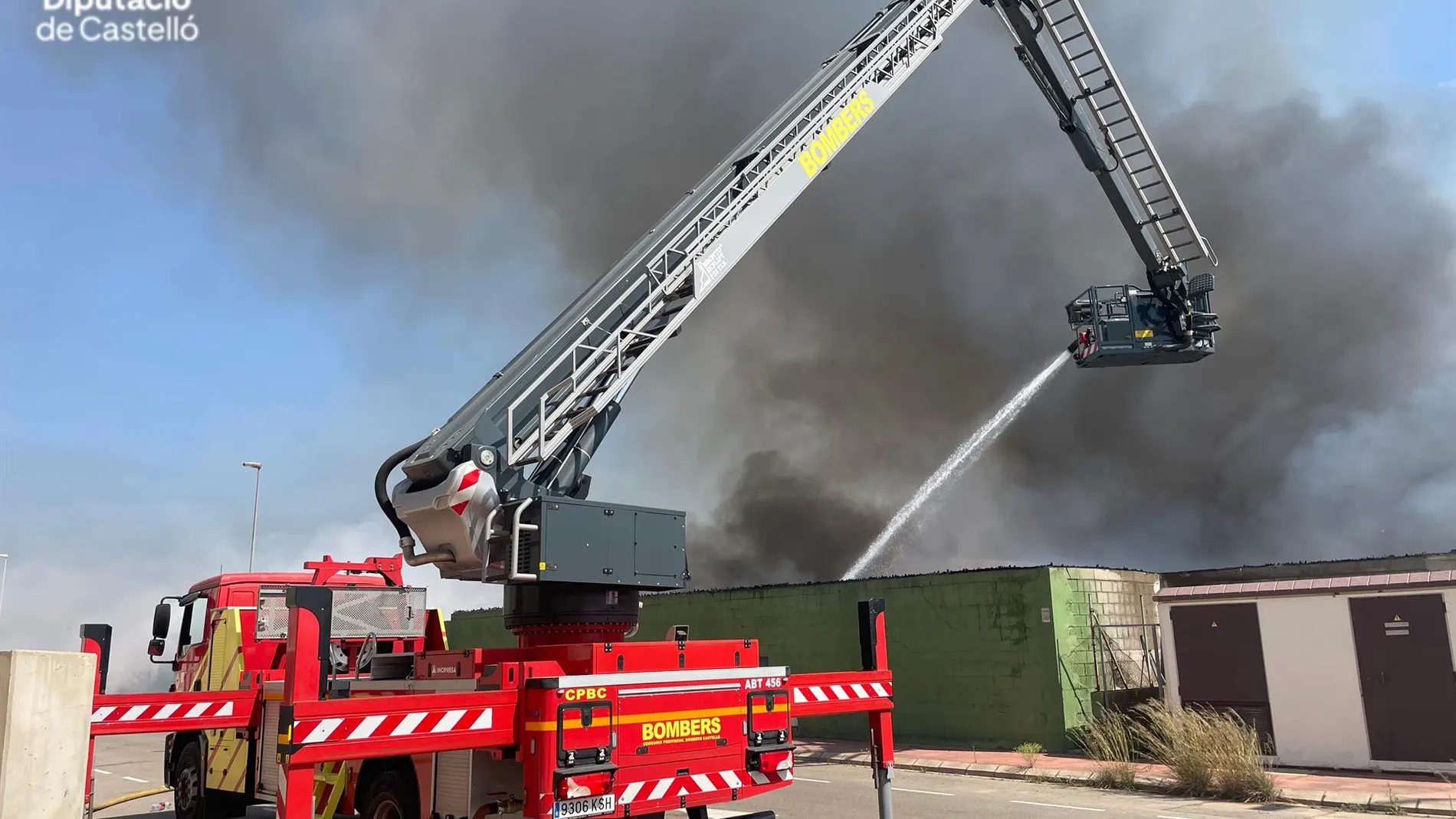 Sucesos.- Los bomberos dan por confinado el incendio industrial de Almassora (Castellón)