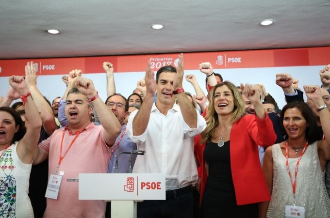 Pedro Sánchez, en 2017, junto a Santos Cerdán y Begoña Gómez, entre otros